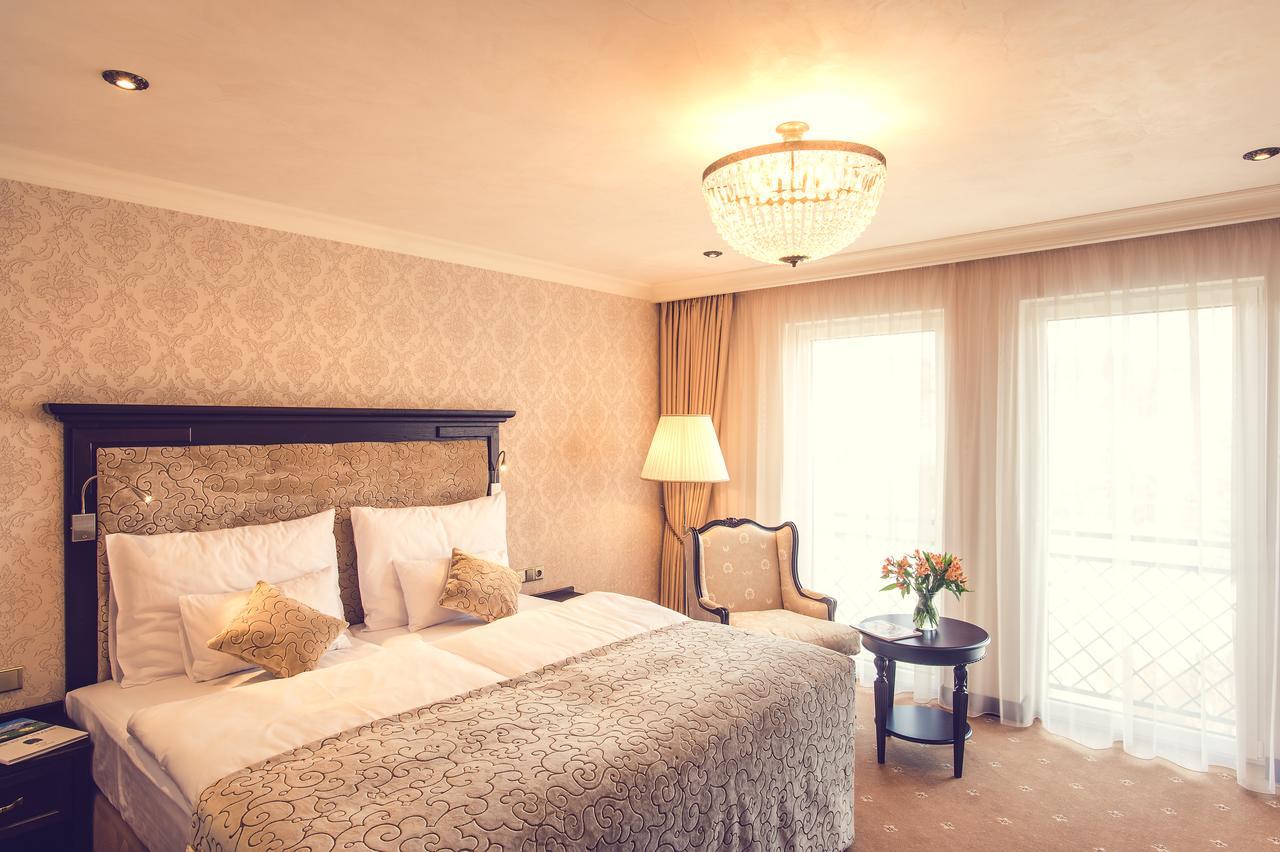 Hotel Florian Palace インドルジフーフ・フラデツ エクステリア 写真